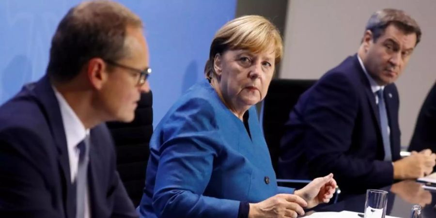 Bundeskanzlerin Angela Merkel, Berlins Regierender Bürgermeister Michael Müller (l) und der bayerische Ministerpräsident Markus Söder geben nach ihren Beratungen eine Pressekonferenz im Kanzleramt. Foto: Fabrizio Bensch/Reuters Pool/dpa