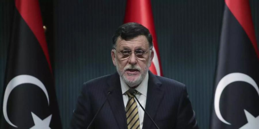 Libyens amtierender Regierungschef Fajis al-Sarradsch ist offenbar bereit, die Macht an Übergangsministerpräsident Abdul Hamid Dbaiba sowie ein dreiköpfiges Präsidium abzugeben. Foto: Uncredited/Turkish Presidency/AP/dpa