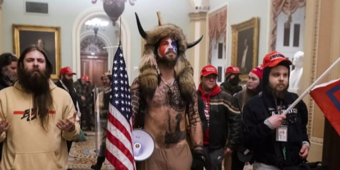 Trump-Fanatiker drangen am 6. Januar in das Capitol ein. (Archivbild) qanon shaman capitol