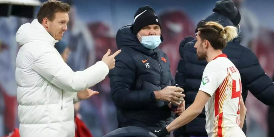 RB-Trainer Julian Nagelsmann (l) kann gegen Schalke wieder auf Kevin Kampl zurückgreifen. Ein Einsatz ist dennoch offen. Foto: Jan Woitas/dpa-Zentralbild/dpa