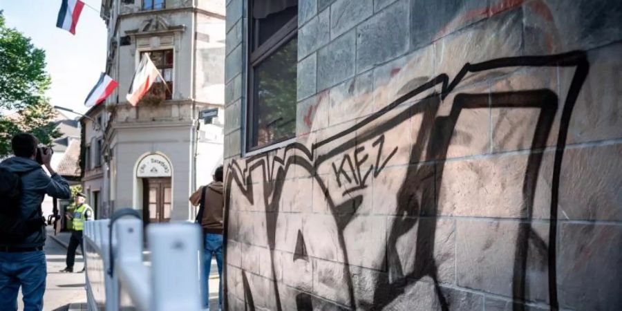 Rechtsextreme Graffiti und Fahnen in einer Strasse in Dortmund. Foto: Fabian Strauch/dpa