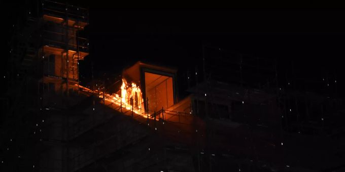 Dach eines Rohbaus in Brand geraten.