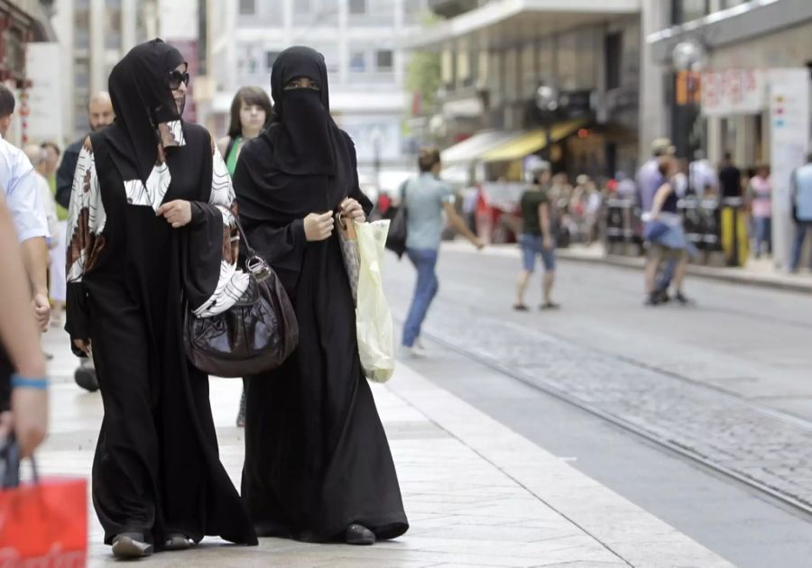 Zwei Frauen mit Burka.