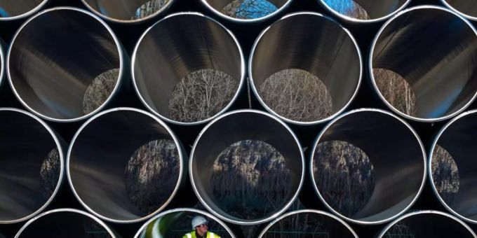 Ein Mitarbeiter prüft tonnenschwere Rohre für die zukünftige Ostsee-Erdgastrasse Nord Stream 2 auf einem Lagerplatz im Hafen. Foto: Jens Büttner/dpa-Zentralbild/dpa Ein Mitarbeiter prüft tonnenschwere Rohre für die zukünftige Ostsee-Erdgastrasse Nord Stream 2 auf einem Lagerplatz im Hafen. Foto: Jens Büttner/dpa-Zentralbild/dpa
