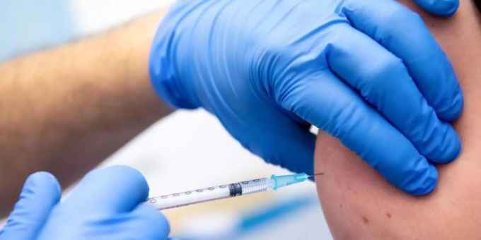 Ein Mitarbeiter der Asklepios Klinik wird von einem Kollegen mit dem Corona-Impfstoff von Biontech/Pfizer geimpft. Foto: Sven Hoppe/dpa Ein Mitarbeiter der Asklepios Klinik wird von einem Kollegen mit dem Corona-Impfstoff von Biontech/Pfizer geimpft. Foto: Sven Hoppe/dpa