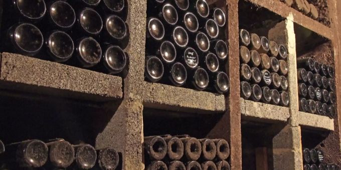 Ein Mann steht vor Gericht, weil er Stiftungsgelder zweckentfremdet haben soll – unter anderem hat er sich damit Wein gekauft. (Symbolbild) Wein