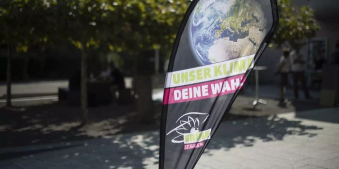 Ein Banner mit der Aufschrift «Unser Klima Deine Wahl» an der Delegiertenversammlung der Grüne Schweiz. Grüne Schweiz