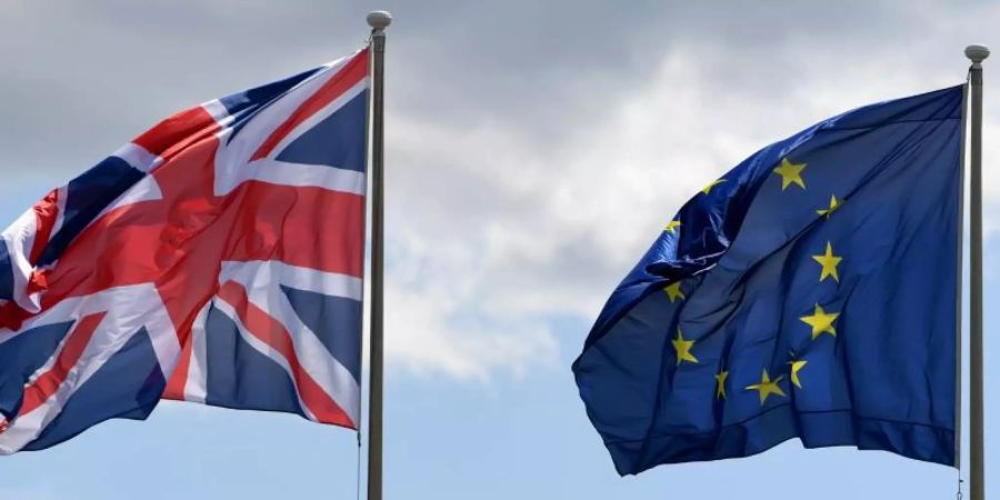 Die Flaggen von Grossbritannien und der Europäischen Union. Foto: Monika Skolimowska/dpa-Zentralbild/dpa