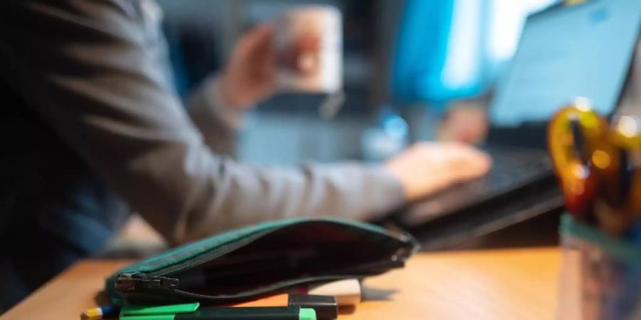 Eine Frau arbeitet im Home Office: Unternehmen sollen über eine neue Verordnung dazu angehalten werden, Beschäftigten in der Pandemie mehr Homeoffice anzubieten. Foto: Sebastian Gollnow/dpa