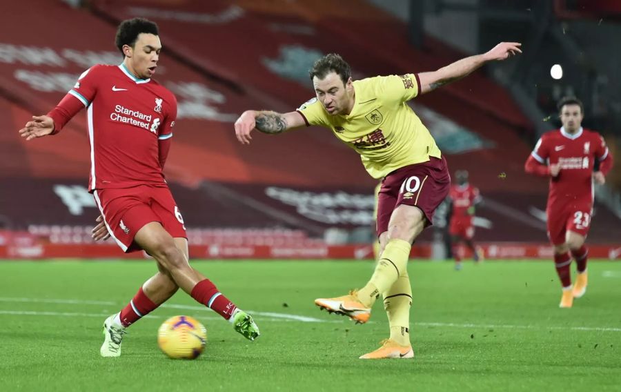 Trent Alexander-Arnold blockt einen Schuss von Burnley-Stürmer Ashley Barnes. Hinten: Xherdan Shaqiri