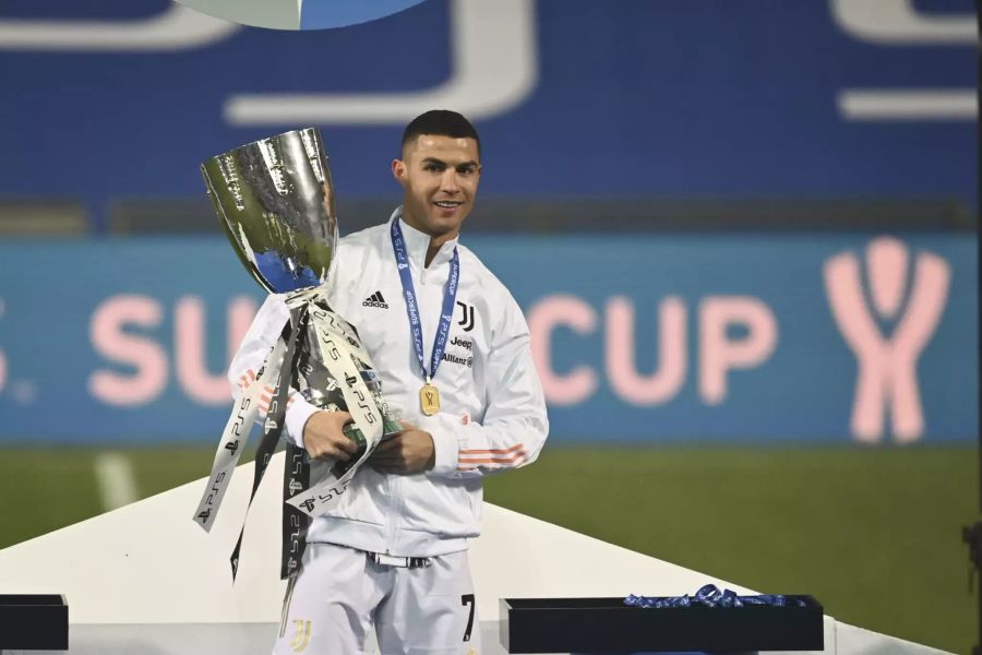 Cristiano Ronaldo hält den Pokal des italienischen Supercups in den Händen.