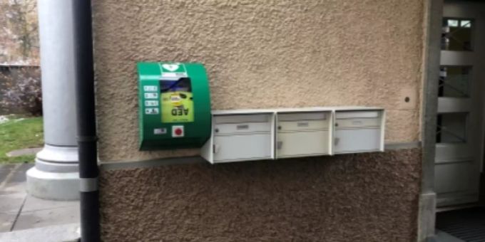 Der neue AED-Defibrillator ist an der Gebäudefassade der Turnhalle Bernstrasse in Stettlen befestigt. Stettlen