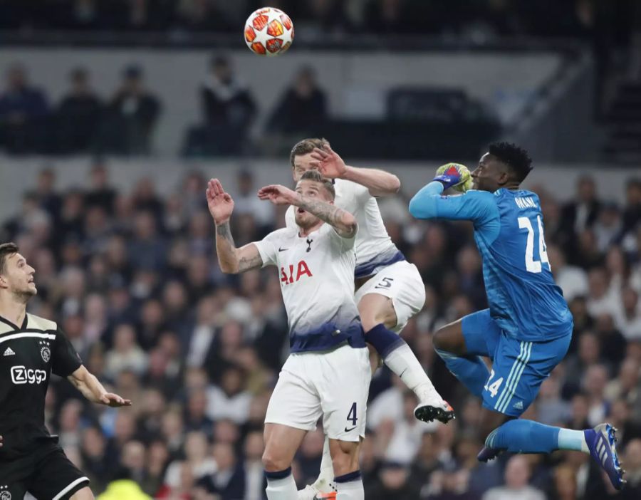 Toby Alderweireld (vorne) und Jan Vertonghen vor dem Zusammenstoss.
