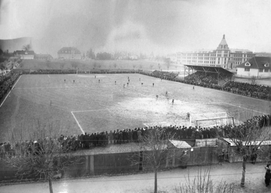 Ein Bild aus dem Jahr 1910: In ihren Anfängen spielten die Young Boys auf dem Spitalacker-Platz. Und es wurden sogar Länderspiele ausgetragen.