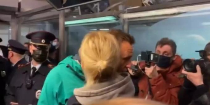 Verhaftung - Hier küsst Nawalny seine Frau das vorerst letzte Mal