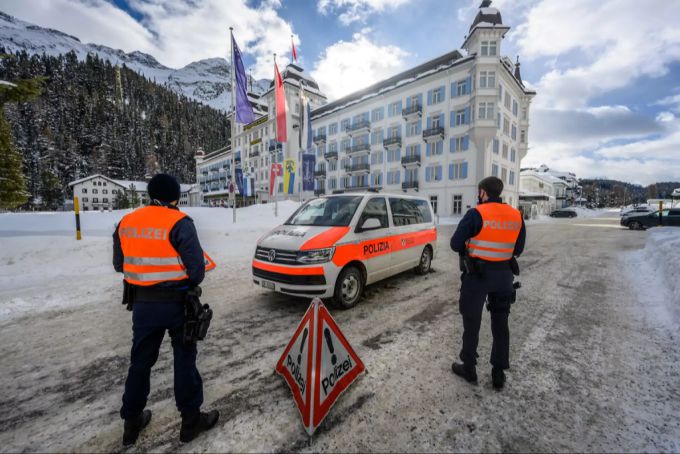 Zwei Polizeibeamte vor dem Hotel Kempinski in St. Moritz. kempinski st. moritz