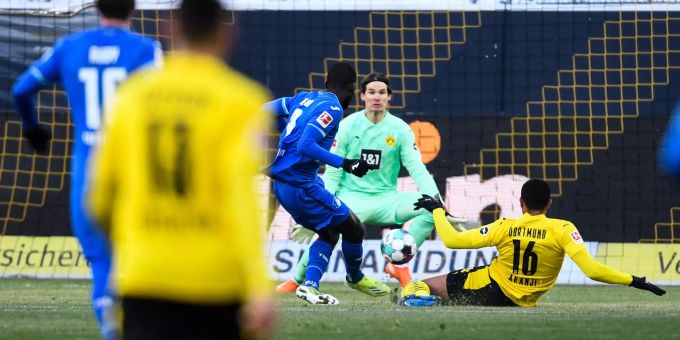 Marvin Hitz und Manuel Akanji (r.) stehen beim BVB in der Startelf. bvb