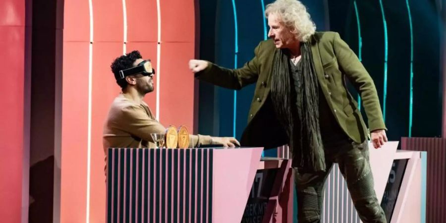 Elyas M'Barek (l) setzte sich in der Quiz-Show gegen Thomas Gottschalk durch und wird durch die nächste Sendung führen. Foto: Claudius Pflug/ProSieben/dpa