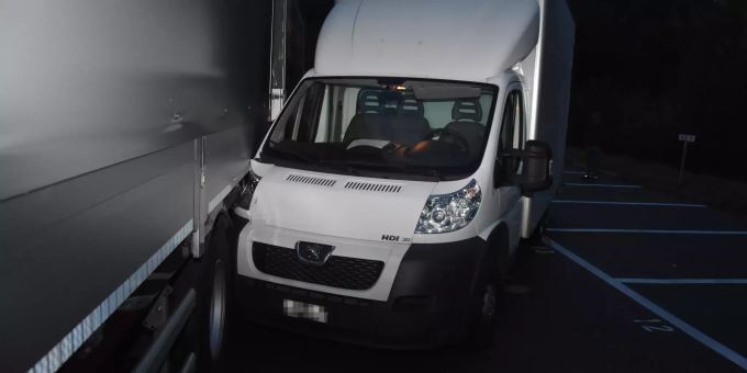 Zwischen Lieferwagen und Lastwagen eingeklemmt. Zwischen Lieferwagen und Lastwagen eingeklemmt