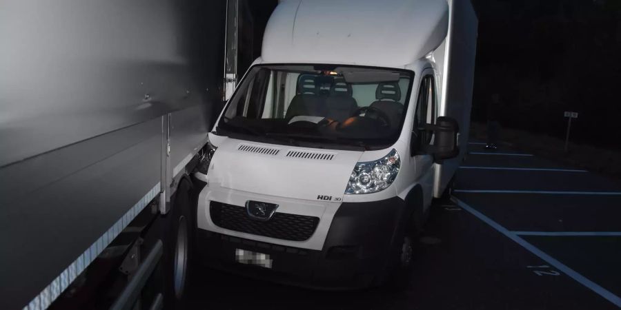 Zwischen Lieferwagen und Lastwagen eingeklemmt