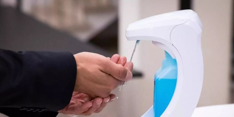 Laut Bundesinstitut für Risikobewertung können Schmierinfektionen über Oberflächen nicht ausgeschlossen werden, die kurz zuvor mit Viren kontaminiert wurden. Daher ist regelmässige Handhygiene wichtig. Foto: Christian Charisius/dpa