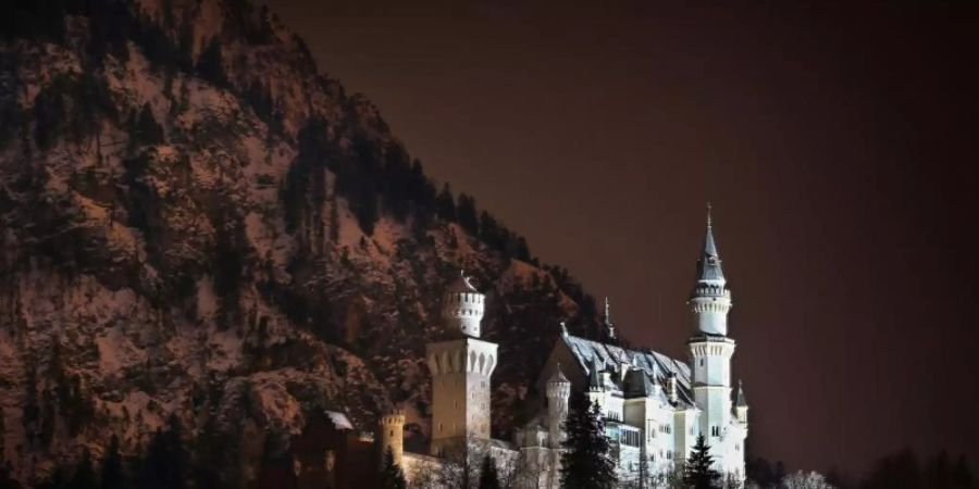 Wie sieht Deutschland bei Nacht aus? Zum Bepspiel so: das Schloss Neuschwanstein - illuminiert. Foto: Karl-Josef Hildenbrand/dpa