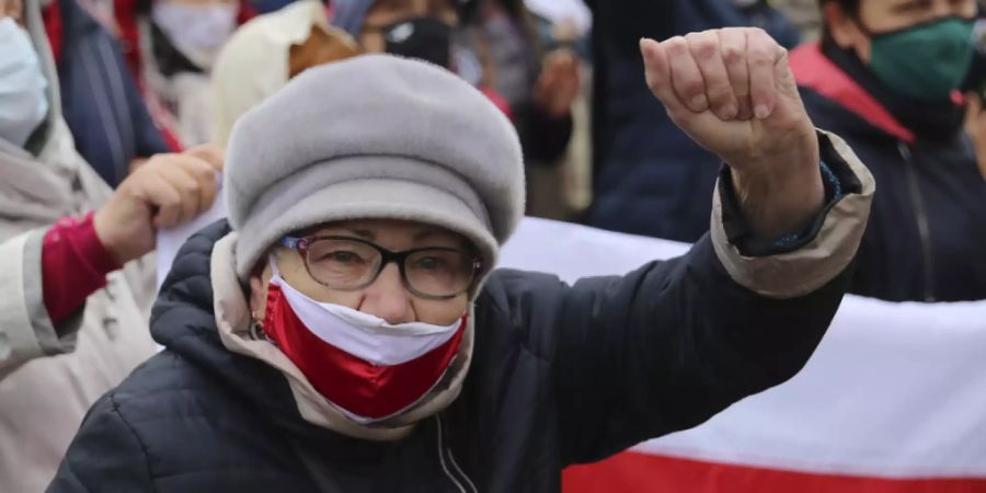 Eine ältere Frau protestiert während einer Kundgebung der Opposition gegen die offiziellen Ergebnisse der Präsidentschaftswahlen. Bei den Protesten von Senioren gegen den Machthaber Lukaschenko sind nach Angaben von Menschenrechtlern mehr als 70 Menschen festgenommen worden. Foto: AP/dpa