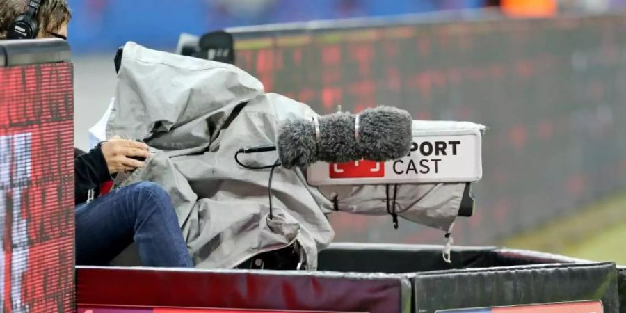 Wegen der Corona-Pandemie gestaltet sich die Live-Übertragung aus deutschen Stadien zum Problem. Foto: Jan Woitas/zb/dpa