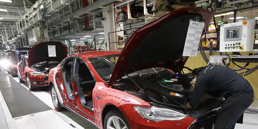 Tesla-Chef Elon Musk spornt seine MItarbeitenden in einer E-Mail zu Höchstleistungen an. Im dritten Quartal will er mit Blick auf die Fahrzeugauslieferungen einen neuen Rekord erreichen. Dieser liegt für ein Quartal bei 112'000 ausgelieferten Wagen.(Archivbild)