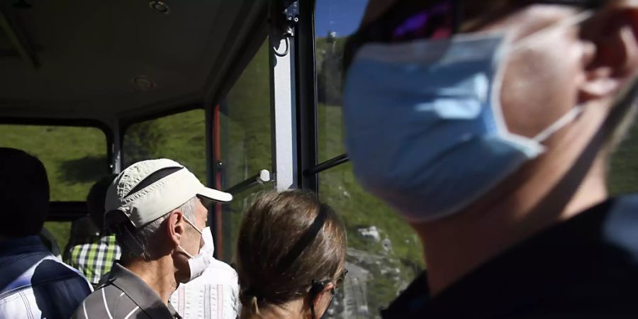 Nach dem Wochenende sind dem Bundesamt für Gesundheit 1095 Ansteckungen mit dem Coronavirus aus der Schweiz und Liechtenstein gemeldet worden. (Archivbild)