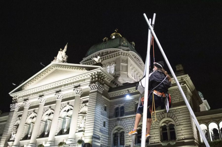 Klima-Aktivisten besetzen in Bern den Bundesplatz.