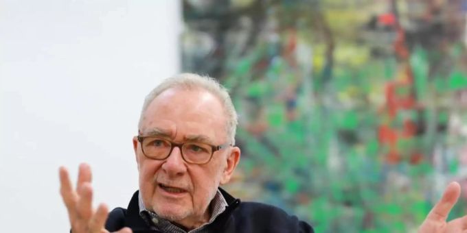 Der Künstler Gerhard Richter legt den Pinsel aus der Hand. gerhard richter