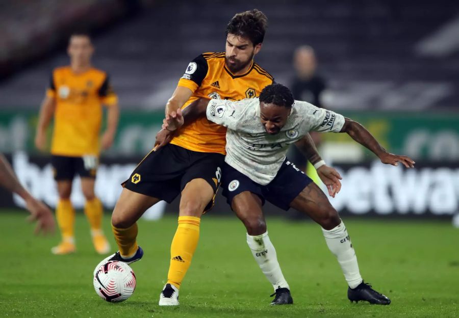 Raheem Sterling von Manchester City (r.) im Zweikampf mit Wolverhamptons Ruben Neves (l.).