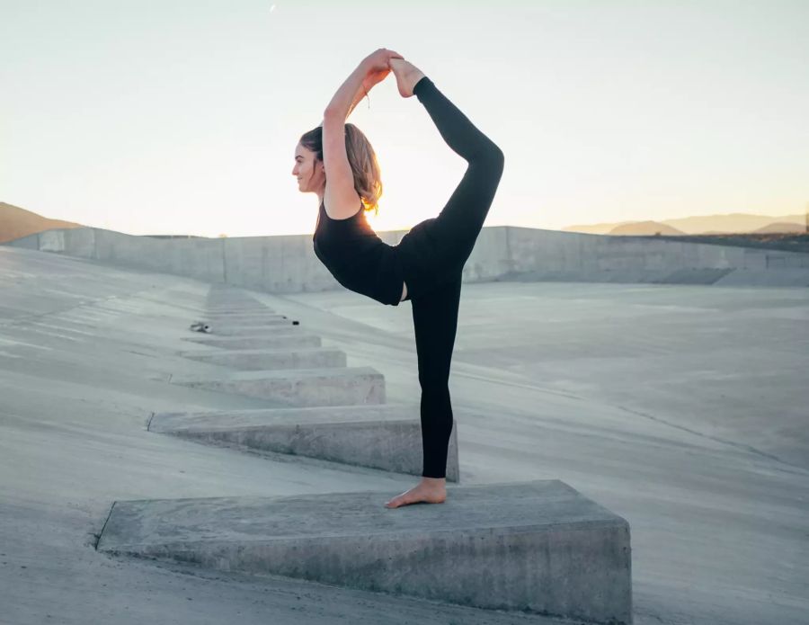 Frau macht Yoga