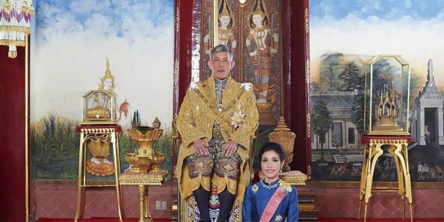 Sineenat Wongvajirapakdi zu Füssen von König Maha Vajiralongkorn (2019). Foto: Thailand Royal Office/AP/dpa