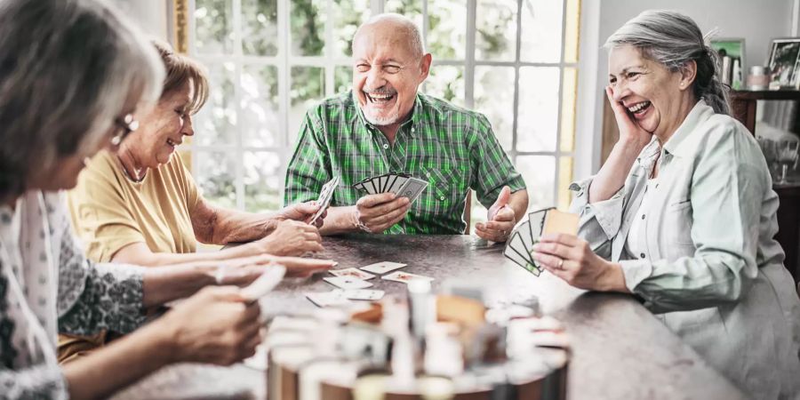 «mitenand fürenand» – Projektförderung für Seniorinnen und Senioren