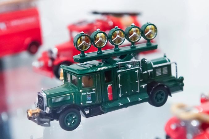 Feuerwehr-Modellautos von einst und heute sind in mehreren Vitrinen zu bestaunen.