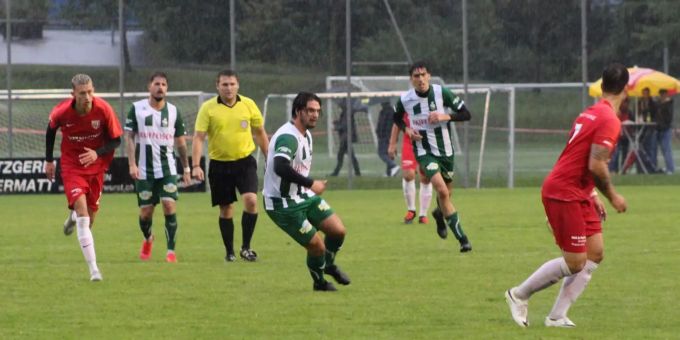 Donik Ajredini (m.) im Spiel gegen den FC Lachen/Altendorf. FC Einsiedeln