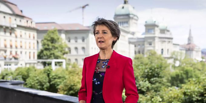 «Die Schweiz verhäbt», stellte Bundespräsidentin Simonetta Sommaruga in ihrer offiziellen Radio- und Fernsehansprache fest. Sie dankte der Bevölkerung für die Solidarität der letzten Monate. «Die Schweiz verhäbt», stellte Bundespräsidentin Simonetta Sommaruga in ihrer offiziellen Radio- und Fernsehansprache fest. Sie dankte der Bevölkerung für die Solidarität der letzten Monate.