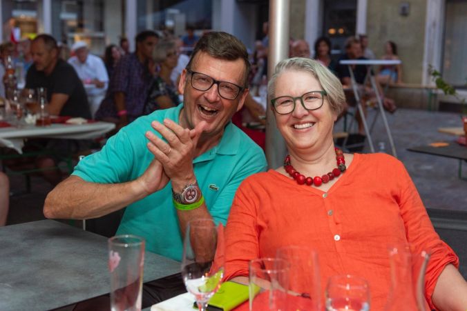Cornelia Kaeser-Günther & Hansruedi Kaeser geniessen die Stimmung.