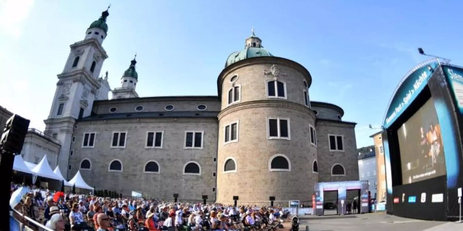 Die Freiluft-Übertragung zur Eröffnung der Salzburger Jubiläumsfestspiele 2020. Foto: Barbara Gindl/APA/dpa