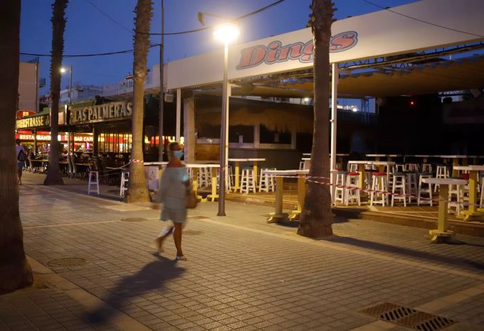 Erstmals werden auf der spanischen Insel mitten im Sommer alle Vergnügungslokale im Herzstück des «Ballermanns» an der Playa de Palma zwangsgeschlossen. 15.07.2020, Spanien, Palma Corona-Sommer auf Mallorca