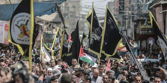 Palästinenser marschieren im Gzastreifen mit Fahnen und Plakaten bei einem Protest gegen die Annäherung zwischen Israel und den Vereinigten Arabischen Emiraten. Foto: Mohammed Talatene/dpa Palästinenser marschieren im Gzastreifen mit Fahnen und Plakaten bei einem Protest gegen die Annäherung zwischen Israel und den Vereinigten Arabischen Emiraten. Foto: Mohammed Talatene/dpa