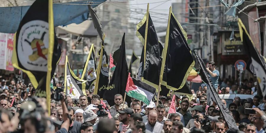Palästinenser marschieren im Gzastreifen mit Fahnen und Plakaten bei einem Protest gegen die Annäherung zwischen Israel und den Vereinigten Arabischen Emiraten. Foto: Mohammed Talatene/dpa