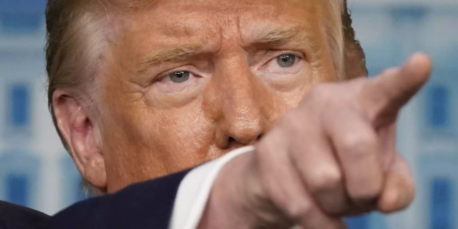 dpatopbilder - Donald Trump, Präsident der USA, zeigt mit dem Finger bei einer Pressekonferenz im Weissen Haus. Foto: Patrick Semansky/AP/dpa