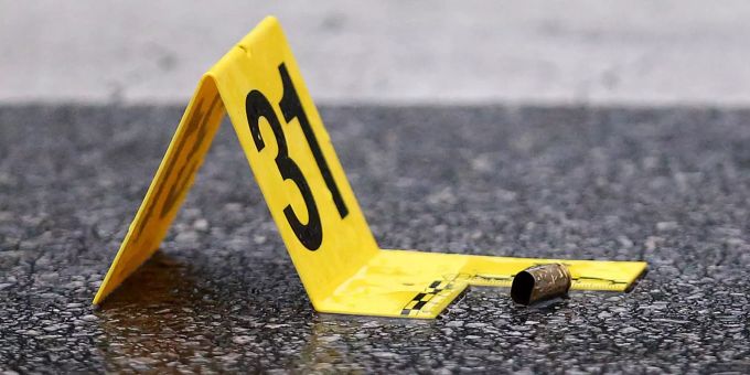 Eine Beweismarkierung steht neben einer Patronenhülse. (Symbolbild) 15 Verletzte nach Schüssen in Chicago