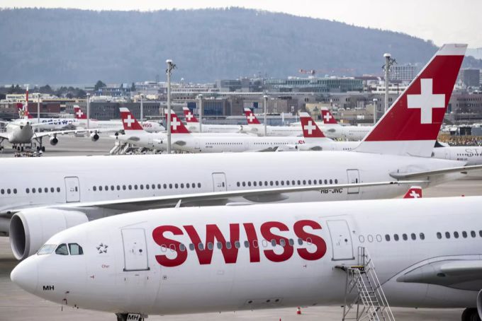 Flieger der Fluggesellschaft Swiss stehen am Flughafen Zürich am Boden.
