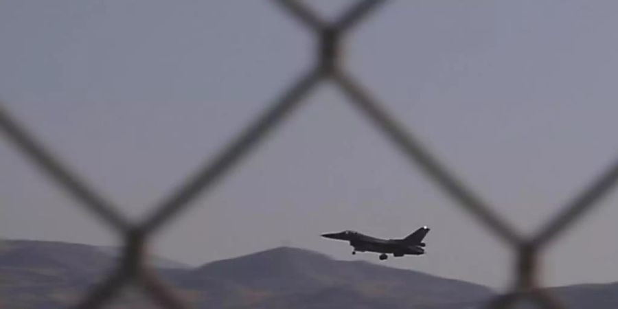 Ein Kampfflugzeug der Reihe F-16 der griechischen Luftwaffe landet auf dem zyprischen Luftwaffenstützpunkt Andreas Papandreou. Foto: Petros Karadjias/AP/dpa