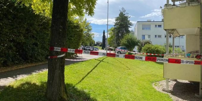 Eine Absperrung vor der Wohnung in Zollikerberg, in der am Sonntag zwei tote Jugendliche gefunden wurden. Zollikerberg
