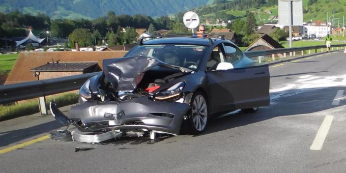 Stark beschädigt - LKW-Rad löst sich in Sattel SZ und prallt in Auto